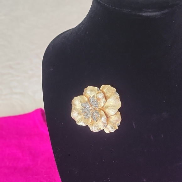 Crown Trifari Gold and Rhinestones Floral Brooch - Picture 4 of 4
